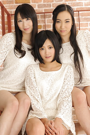 Uta Kohaku, Hina, Sanae Momoi show nude bodies after undressing.