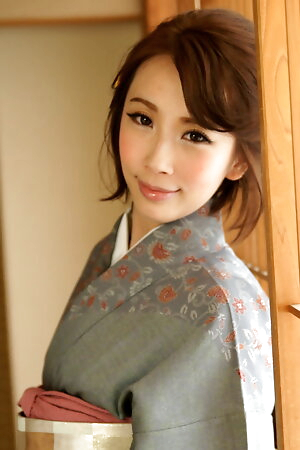Lady Aya Kisaki wears a sexy kimono and poses for us
