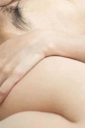 Hot Renka Hoshimiya spreads her trimmed pussy